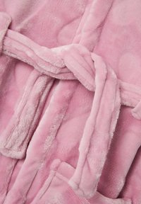 Blød pink fleece-stof med en fyldig tekstur, der har bånd, overlapning af kanter og lommer for ekstra detalje.