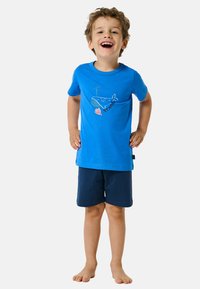 T-shirt di cotone blu con una grafica giocosa di una balena e la parola "amici". Abbinato a pantaloni corti blu navy, con un taglio casual e comodo.