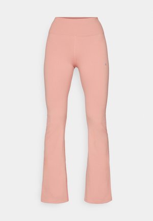 Calças de exercício flare em tecido rosa suave, apresentando uma cintura alta e textura lisa, com costuras mínimas e detalhe de logotipo na lateral.