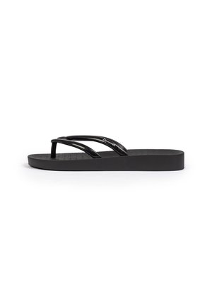 Sort platforme-flip-flop sandal med tekstureret fodseng og skinnende dobbelte stropper, med en lille brandlogo på den ydre strop.