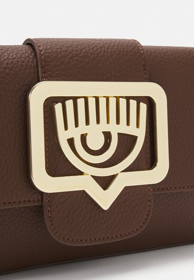 CHIARA FERRAGNI EYELIKE BUCKLE - Ručna torba - brunette