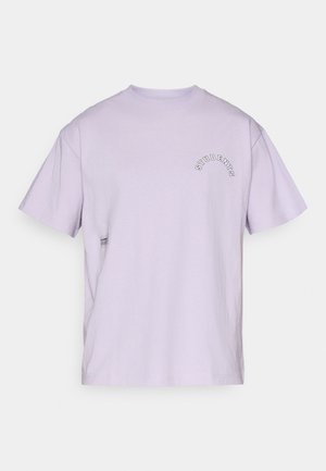 Svetlofialové bavlnené tričko s okrúhlym výstrihom, krátkymi rukávmi a malým nápisom "ŠTUDENTI" vyšitém na hrudníku.