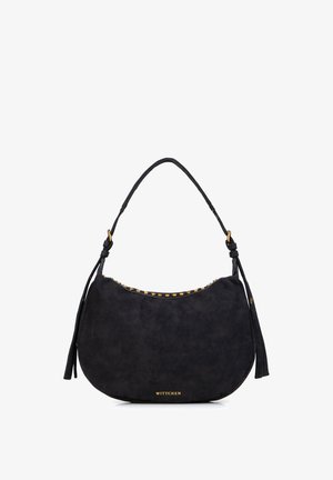 Zwarte suède halvemaanhandtas met gouden studs langs de bovenrand, verstelbare schouderriem en "WITTCHEN"-logo in goud onderaan in het midden.