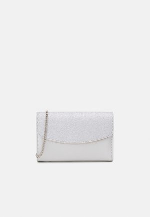 Zilveren clutch met een glinsterende flap, een strakke textuur en een kettingriem. Heeft ronde hoeken en een eenvoudig, strak ontwerp.