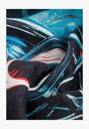 Neulottu kangas, jossa on eläväinen sinisen, mustan ja punaisen abstraktin pyörteen kuvio. Pintakuvio on pehmeä, ja siinä näkyy yksityiskohtaiset värit ja linjat.