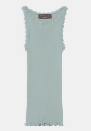 Hellblaues, geripptes ärmelloses Oberteil mit Spitzensaum an den Armlöchern und am Ausschnitt, mit kleinem gerafftem Saum.