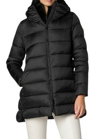 Schwarzer, wattierter Mantel mit Reißverschluss vorne, horizontal gesteppter Optik, verstellbarer Kapuze und Taschen. Verfügt über glattes Material und eine schlanke Silhouette.