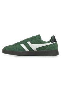 Sneaker in suede verde con strisce bianche e tallone nero, dotate di suola in gomma e design tradizionale con lacci.