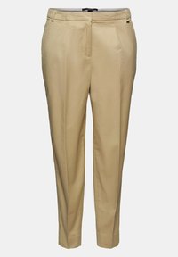 Pantaloni beige su misura con vestibilità slim, frontale plissettato e tasche laterali. Il tessuto ha una consistenza liscia, adatto sia per abbigliamento casual che formale.