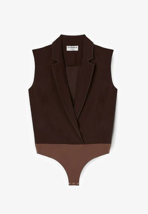 Ärmelloser dunkelbrauner maßgeschneiderter Body mit Reverskragen und Druckknöpfen am unteren Rand aus einem helleren braunen Stoff.