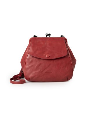 Zaino in pelle rossa con forma arrotondata, chiusura a patta e un bottone visibile. Presenta una tracolla in pelle e una superficie texturizzata.