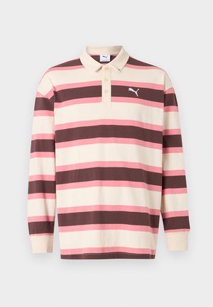 Polo manches longues à larges rayures horizontales crème, rose et marron, avec une patte à trois boutons et le logo Puma sur la poitrine.