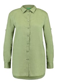 Jasnozielona koszula z długim rękawem wykonana z teksturowanej tkaniny. Posiada zapinany na guziki przód, klasyczny kołnierz oraz rękawy z możliwością podwinięcia i zapięciem na guziki.