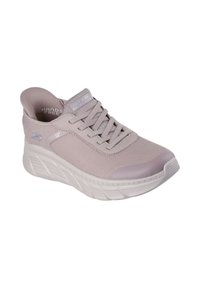 Scarpa da atleta di colore viola chiaro con tomaia in rete, design con lacci, intersuola ammortizzata e suola in gomma testurizzata. Marchio "Hands Free" sulla linguetta.