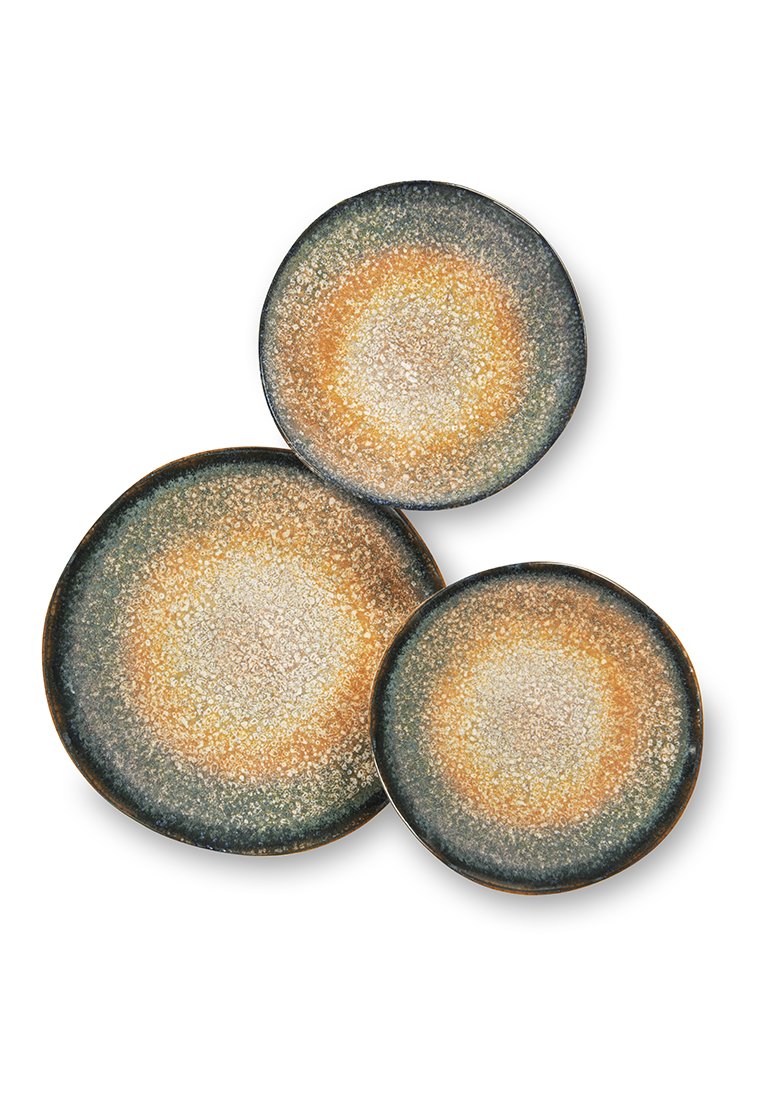 Set aus drei keramischen Tellern in unterschiedlichen Größen. Jeder Teller hat ein strukturiertes, gesprenkeltes Farbverlauf-Muster in erdigen Tönen von Orange und Blau.