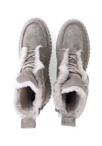 Graue Wildleder-Stiefeletten mit Kunstfellfutter, vorderer Schnürung, gepolstertem Kragen und profilierter Gummisohle. Akzentuiert mit einer Schlaufe an der Rückseite.