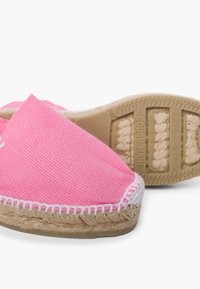 Espadrillas di cotone rosa con suola in juta intrecciata, caratterizzate da cuciture bianche lungo il bordo e un design con punta chiusa.