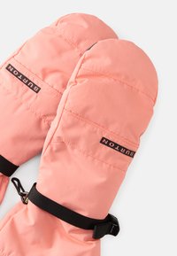 M�ănuși corai roz cu design pufos, logo negru Burton și curea ajustabilă neagră. Textură moale și netedă cu secțiuni quilted.
