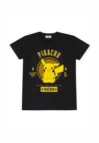Černé tričko s grafikou Pikachu. Žlutý text uvádí "Pikachu Elektrický typ" s informacemi níže: "Kanto Region, Hmotnost: 6 kg, Výška: 0,4 m."