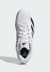 Chaussure de sport blanche avec upper en maille, design à trois bandes noires et semelle texturée. Comprend des lacets blancs et un col rembourré pour le confort.