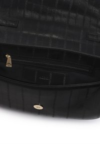 Czarna torebka o teksturowanej powierzchni, z poziomymi wzorami, zamknięciem na zamek błyskawiczny w środku oraz złotym magnetycznym zatrzaskiem.