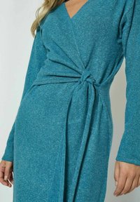 Desires ETAL LONG SLEEVE MIDI WRAP  - Svetríkové šaty - cystal teal melange