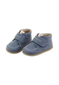 Zapatos de cuero azul para niños pequeños con correas de Velcro, detalles cosidos, puntera redondeada y una suela de goma texturizada. Diseñados para comodidad y estabilidad.