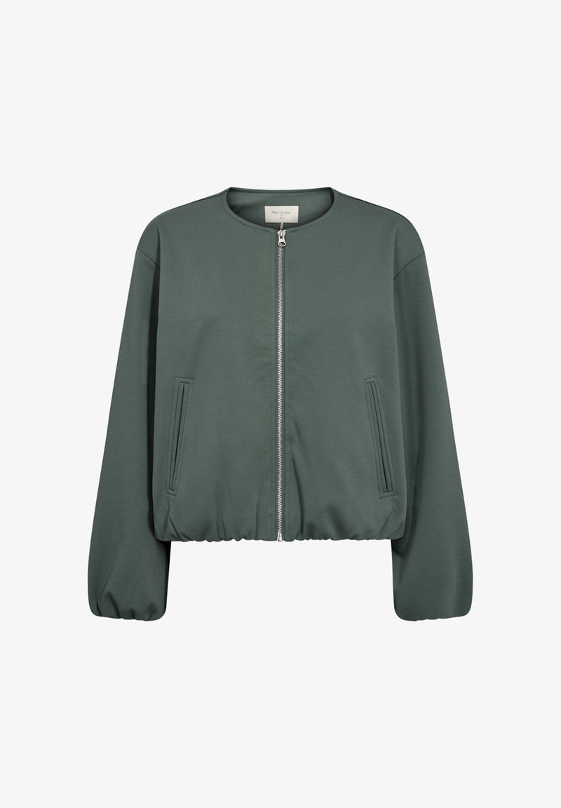 Groene bomberjas met een ritssluiting aan de voorkant, zachte stof, elastische tailleband en twee zijzakken. Voorzien van een ronde halslijn en losse mouwen.