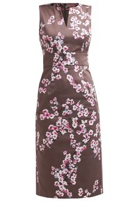 Ærmeløs, brun kjole med et blomster mønster i pink og blå, der har en V-udskæring og en tætsiddende silhuet med et taljebånd.