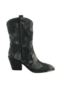 Stivaletto western nero in camoscio con cerniera laterale, tacco spesso impilato e punta appuntita con punta metallica su sfondo bianco.
