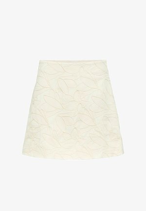 Jupe crayon crème avec broderie de motif de feuilles texturées, longueur au genou, et ceinture ajustée.