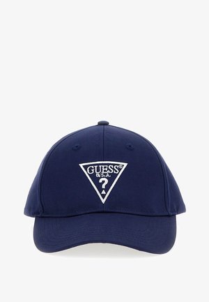 Tumši zilā beisbola cepure, izgatavota no kokvilnas, ar balto izšūto trīsstūri, kurā ir vārds "GUESS" un jautājuma zīme priekšpusē.