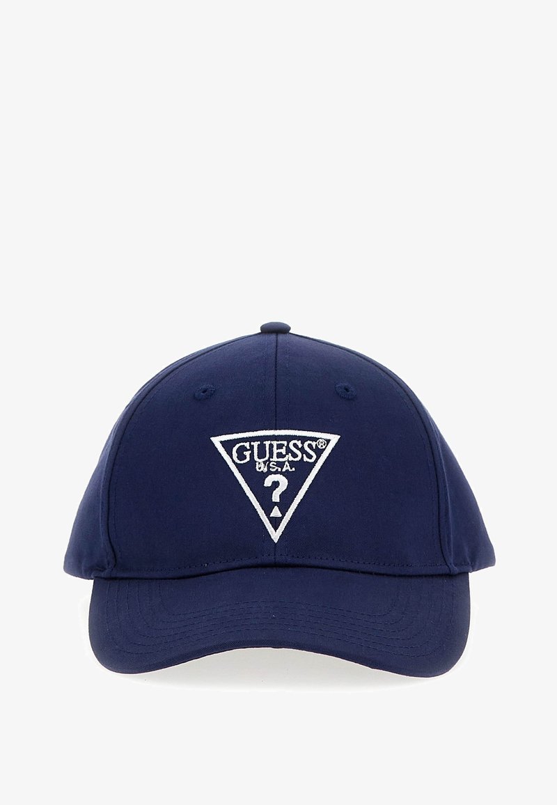 Tumši zilā beisbola cepure, izgatavota no kokvilnas, ar balto izšūto trīsstūri, kurā ir vārds "GUESS" un jautājuma zīme priekšpusē.