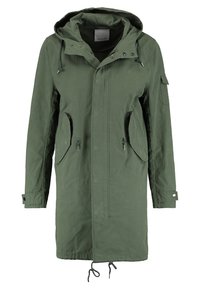 Veste longue vert olive en tissu, avec capuche, poches zippées, taille à cordon et détails de poignets boutonnés.