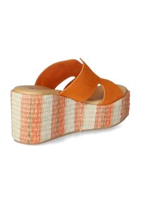 Oranje suède wedge sandalen met twee brede banden en een gestreepte geweven plateau van wit en koraal, met een gladde houten binnenzool.