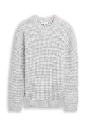 Szary sweter wykonany na drutach z okrągłym dekoltem, ściągaczami przy mankietach oraz u dołu. Posiada teksturowaną powierzchnię z wzorem tkanym na całej powierzchni.