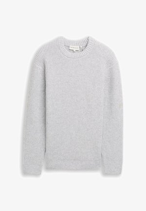 Szary sweter wykonany na drutach z okrągłym dekoltem, ściągaczami przy mankietach oraz u dołu. Posiada teksturowaną powierzchnię z wzorem tkanym na całej powierzchni.