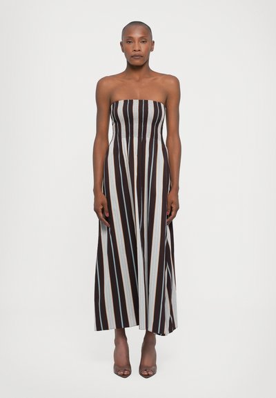 Robe maxi sans bretelles avec des rayures verticales marron, bleu et orange. Tissu lisse avec un corsage ajusté et une partie jupe fluide.