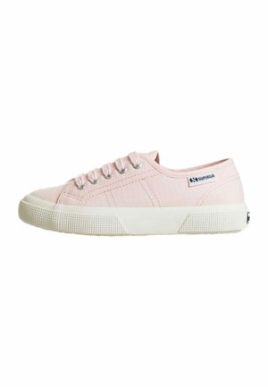 Sneaker bassa in tela rosa chiaro con suola in gomma bianca e lacci, occhielli in metallo e etichetta del marchio Superga sul lato.