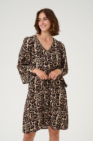 Robe imprimée léopard en tissu léger avec un décolleté en V, des manches trois-quarts, un devant à boutons et une ceinture ajustable à la taille.