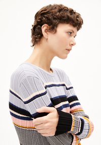 Stickad ribbstickad tröja i ljusgrått, med horisontella ränder i svart, blått, rosa och orange. Långa ärmar med kontrasterande muddar.