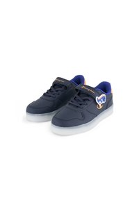 Baskets navy en matériau synthétique avec une semelle blanche. Comprend un design à lacets, une sangle auto-agrippante et des accents de logo orange.