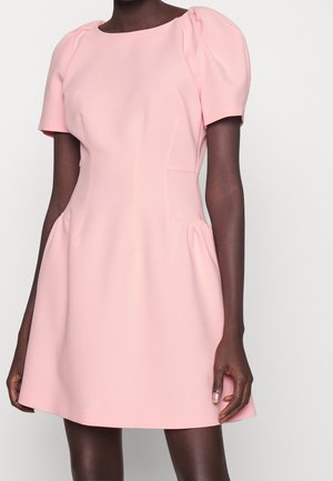 Robe rose clair à manches courtes avec un col rond, épaules bouffantes froncées, corsage ajusté et jupe évasée. Tissu lisse, design minimaliste.