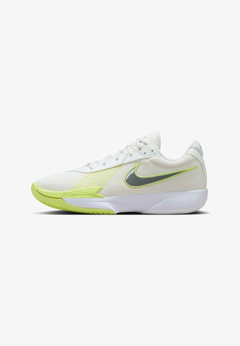 Weißer Sportschuh mit strukturiertem Mesh-Obermaterial, grauem Nike-Logo und neongrünen Akzenten an der Sohle und Ferse. Schnürdesign.