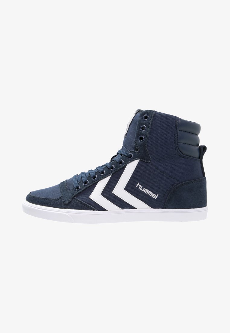 Tumed high-top tennised, valmistatud mereväe värvi kangast ja sametist, valgete chevron aktsentidega ja logoga, roheliste paeltega ning kummist tallaga.