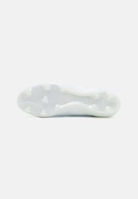 Witte voetbalschoenen met een gestructureerd oppervlak, voorzien van een flexibele zool en meerdere noppen voor grip, geperst 'PREDATOR' merk. 