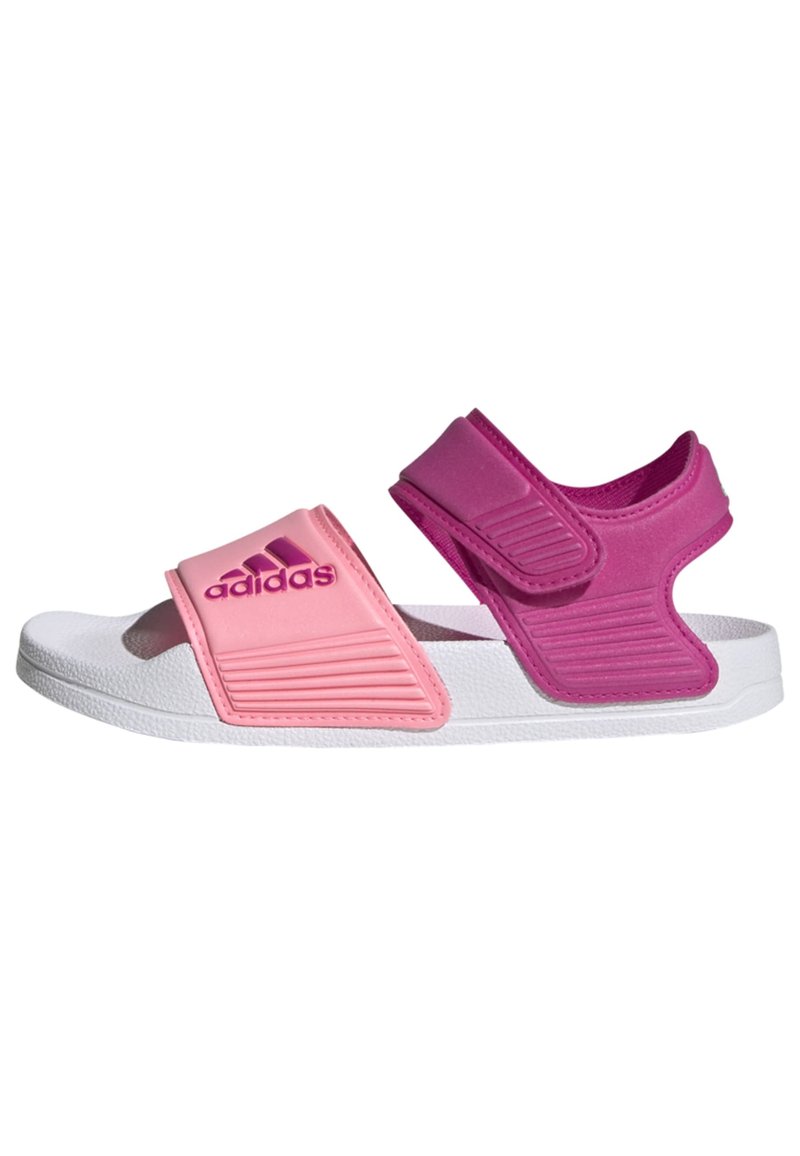 Šľapky Adidas s ružovým pásikom a akcentom, nastaviteľným suchým zipsom, bielou podrážkou, textúrovaným vrchom pre lepšiu priľnavosť a polstrovaným chodidlom.