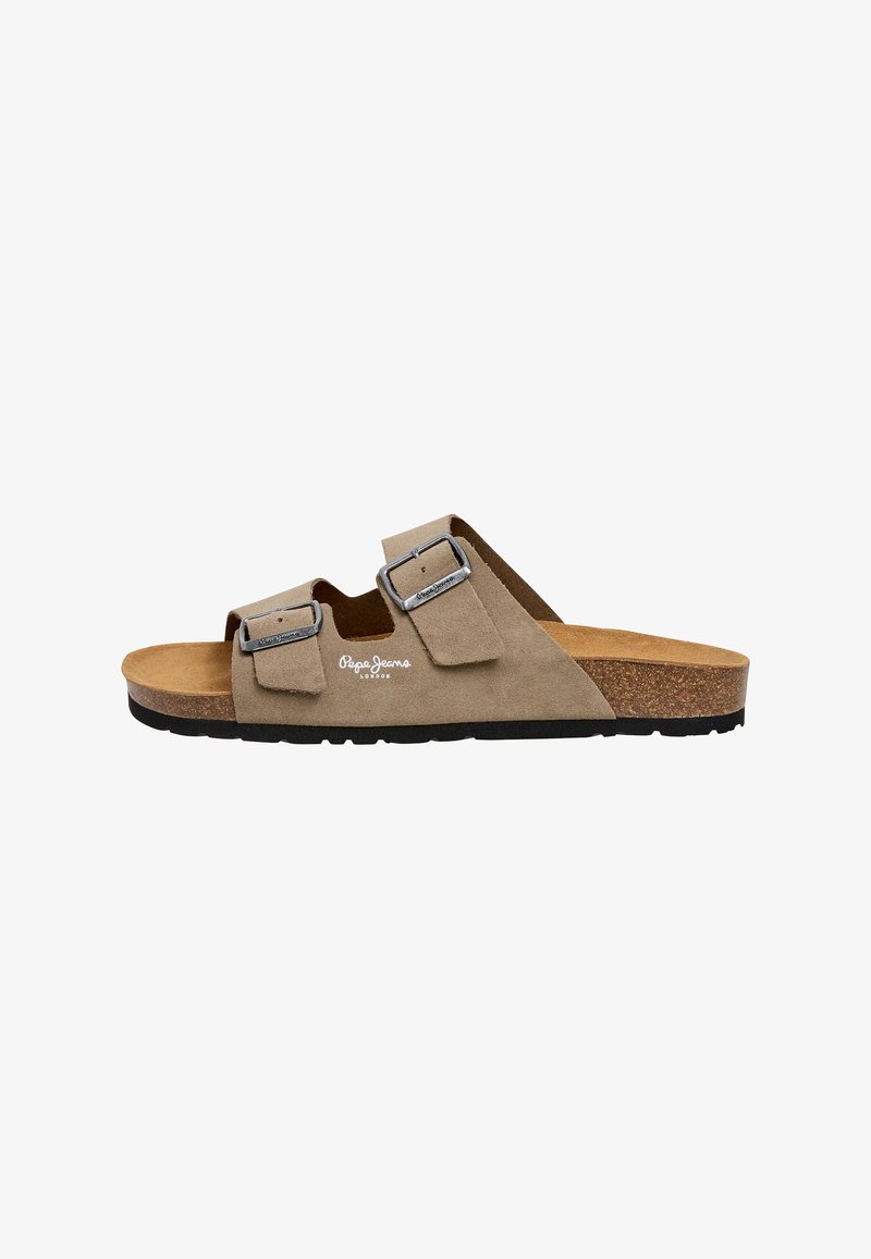 Sandale ouverte en daim beige avec semelle en liège, deux boucles métalliques réglables et logo "Pepe Jeans London" sur le côté.