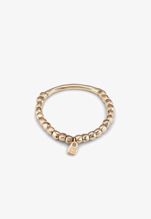 Bague en perles dorées avec un petit charm rectangulaire gravé "UNO de 50" sur un fond blanc.