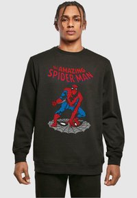 Felpa nera con la grafica 'Amazing Spider-Man' in rosso e blu, con un design a ragnatela. Realizzata in tessuto morbido con una vestibilità comoda.
